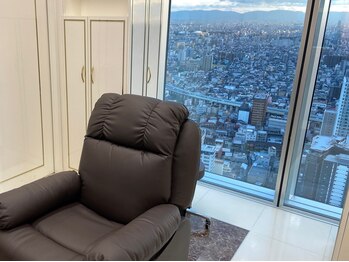 ビューステージ アイブロウサロン あべのハルカス/清潔感があり落ち着いた空間です