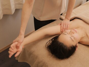 【深層筋Detoxリンパマッサージ×骨格調整×肩甲骨はがし】　沢/脇のリンパ節まで流します。