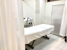 施術室は白で清潔感度アップ！