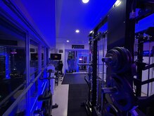 クロフィスジム(crofis gym)の雰囲気（仕事終わりも筋トレ！）