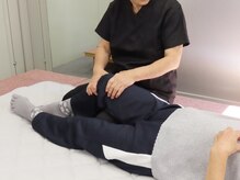 三嶋鍼灸マッサージ治療院/足首を緩めて腰痛改善を行います