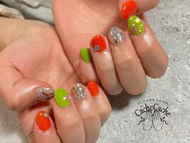 ポップなネオンカラーネイル