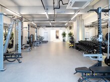 エボ パーソナルトレーニングジム 吹上店(E.V.O)/【広々空間で快適トレーニング】