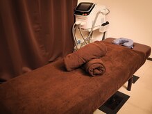 落ち着いた空間でリラックスをしながら施術を受けられます。