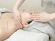 サロン ド アヤ(salon de Aya)の写真/人気No1【30代からのシワ,たるみケア】女性ホルモンを促すオイルで背面よりマッサージ[小顔×リフトアップ]