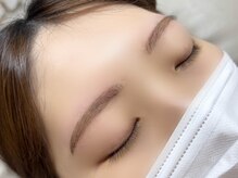 ミル(mill)/黄金比に合わせた平行アーチ眉