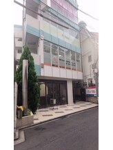 グレースフィオーレ 吉祥寺店(gracefiore)/劇団前進座ビルの看板が見えます