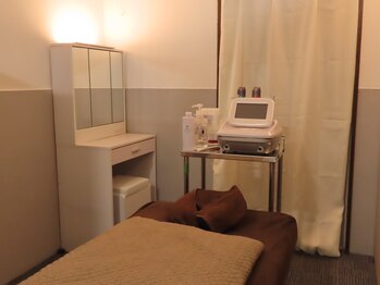 トータルケア鍼灸院/最新機械と一緒に美容鍼