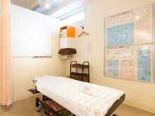 ヴィダカイロプラクティック 大宮整体院(VIDA)の雰囲気（清潔感のある院内◎ベッドはカーテンで仕切りもあります）