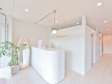 アイリーン(Eyeleen)の雰囲気（ピンクとベージュを基調とした、大人可愛い店内でお寛ぎください）