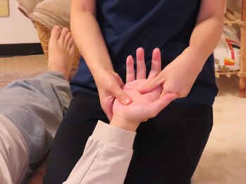 リックス整体の写真/「えっ、腕から?」首肩の辛さに新提案。指先からの鎖骨調整で、ガチガチの付け根がふっと軽くなる感動体験