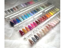 オーラネイル レアレア三鷹店内(AURA)の雰囲気（100色以上の豊富なカラーバリエーションをご用意◎）
