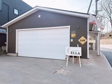 エラ(ELLA)の雰囲気(サロン外観 / 画像の右奥に入口があります)