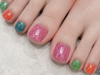 トップネイル ハママツ(TOP NAIL HAMAMATHU)の写真/キラキラ輝く足元で個性全開のフットネイルを。心弾む自分らしさを手に入れてね♪