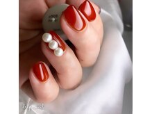 ドレープネイル(drape nail)の雰囲気（人気の３連パール）