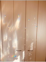 ミロク(369)/光がダンスするサロン内