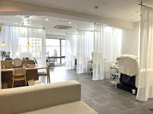 開放感のあるおしゃれな店内♪半個室でリラックス空間♪