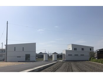 トータルビューティーサロン ププ(PuPu)/外観 白色の建物(駐車場3台有)