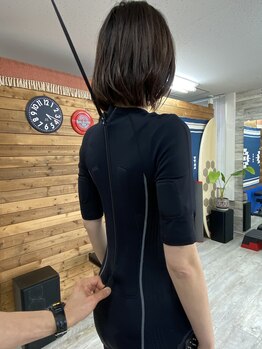 加圧スタジオ ヒワラニ エルア(HIWALANI elua)/EMSの準備（04）　スーツ着用