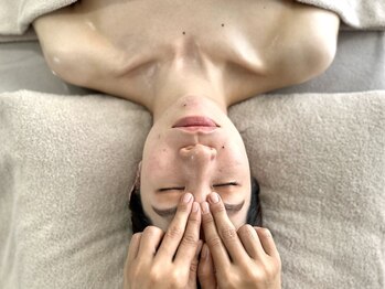 サメイ(samayh)/眼精ケア(実際はタオルの上から)