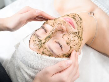 アンベリール(Embellir)の写真/【毛穴引き締め】剥離なし！話題の陶肌トリートメント【REVIハーブピーリング】紫外線によるダメージにも◎