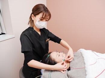 ハリサク/電気を流す美容鍼