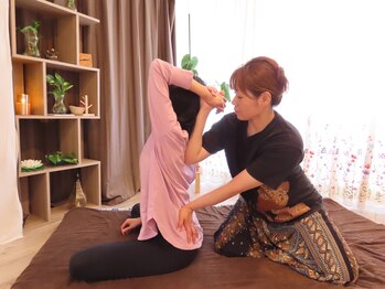 サロン プエオ(salon pueo)/タイ古式マッサージ施術風景２