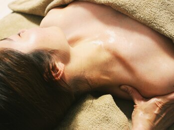 ローズカレス(Rose’s Caress)/リンパマッサージで肩こり解消