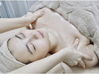 ビューティーハブ 新宿西口(BEAUTY HUB)の写真/光の力でバストアップ！【背中・二の腕贅肉ケア＋バストマッサージ＋光照射　60分6800円】理想のバストに♪