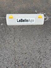 アイラッシュサロン ラベラージュ 江曽島店(La belle age)/車止めにお店名が目印です！