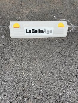 アイラッシュサロン ラベラージュ 江曽島店(La belle age)/車止めにお店名が目印です!