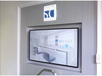 アンジェラックス スキンケアセンター 渋谷/ビル正面のモニターがお出迎え!