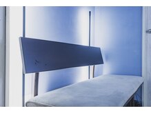 とける 心斎橋本店/ベンチはブランドHIDA飛騨の家具