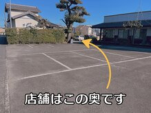 トリプルエー(AAA)/駐車場からサロン入り口の方向