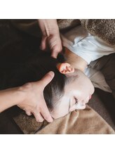 アオイ(Aoi)/頭と首の境目を指圧していきます