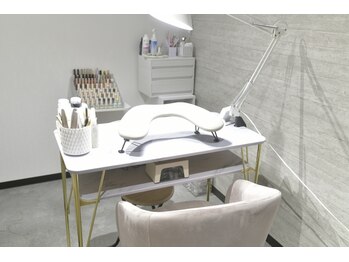 Nail salon Twinklia23の写真/プライベート空間◎白を基調にした落ち着いた店内で、ゆったりと自分だけの贅沢な施術時間を過ごせます♪