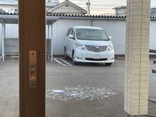 モコ(moco)の雰囲気（広々とした駐車場★白のアルファードを目印にお越しください）