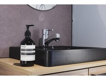 とける 心斎橋本店/ホテルライクな洗面台にはAesop