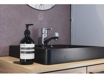 とける 心斎橋本店/ホテルライクな洗面台にはAesop