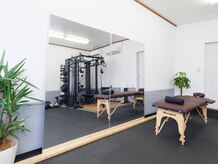 ウェルビーライフトレーニング(WELLBE LIFE TRAINING)の雰囲気（ベッドでの整体＆ストレッチと自宅でのセルフケアもお伝え）