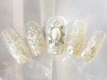 ラリュールネイル(L'Allure nail)/白シェル×ビジューネイル￥8200