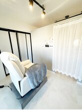 ロレインブロウ 近鉄八尾駅前店/カーテンで仕切られた個室