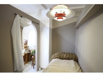 ウナ(UNNA)の写真/NEW OPEN!元町駅近×半個室。毎回カウンセリングで似合わせ×LED高持続／眉WAX・艶肌WAX・耳つぼJewelry