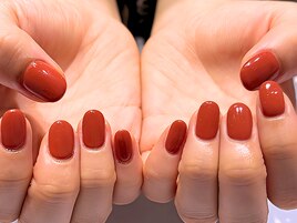 深みブラウンで品よく秋色ネイル