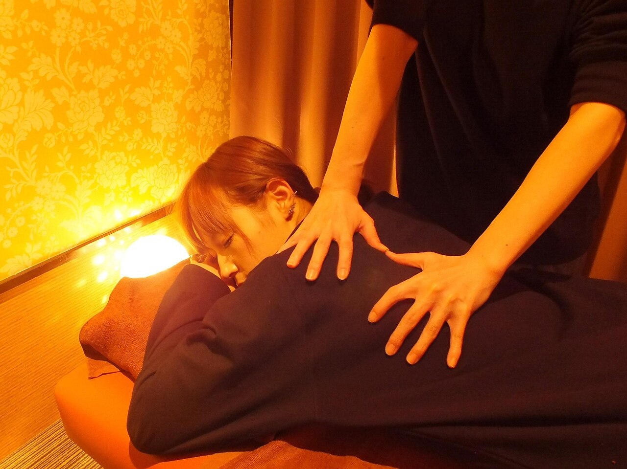 ☆人気のお手軽コース☆全身揉みほぐし+ヘッド＆アイマッサージ　60分 \4200