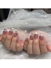 上品に輝くマグネットネイル