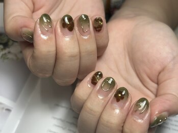 サロンドファン(salon de Fan)/カーキベースにピーコックアート