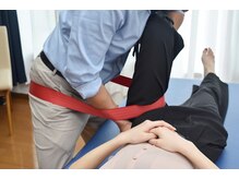 治療院 春の風/特別なベルトを使った関節の修正