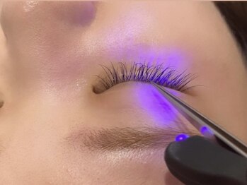 ロニス(RONIS)の写真/最新のLEDライトを導入◎従来のLEDに比べUVを大幅にカットした新型ライトでヨレなし持ち抜群の理想の目元に