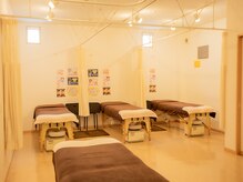 カーテンで仕切られる施術スペース♪